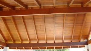 forro de madeira acompanhando o telhado com viga aparente